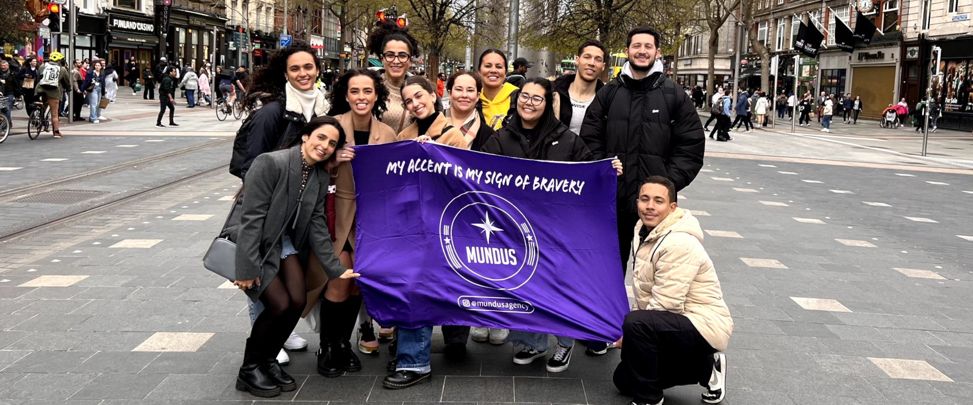 Time Mundus com bandeira 'My accent is my sign of bravery' em Dublin