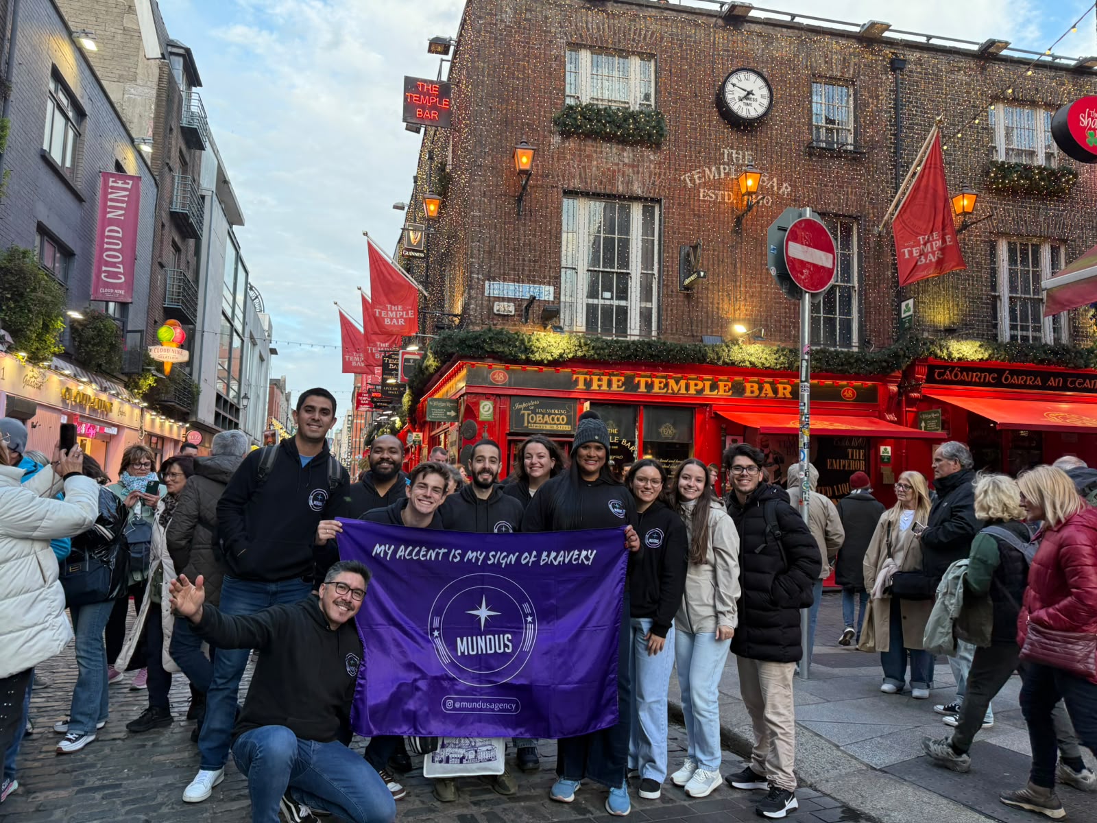 Equipe Mundus em frente ao The Temple Bar, na Irlanda